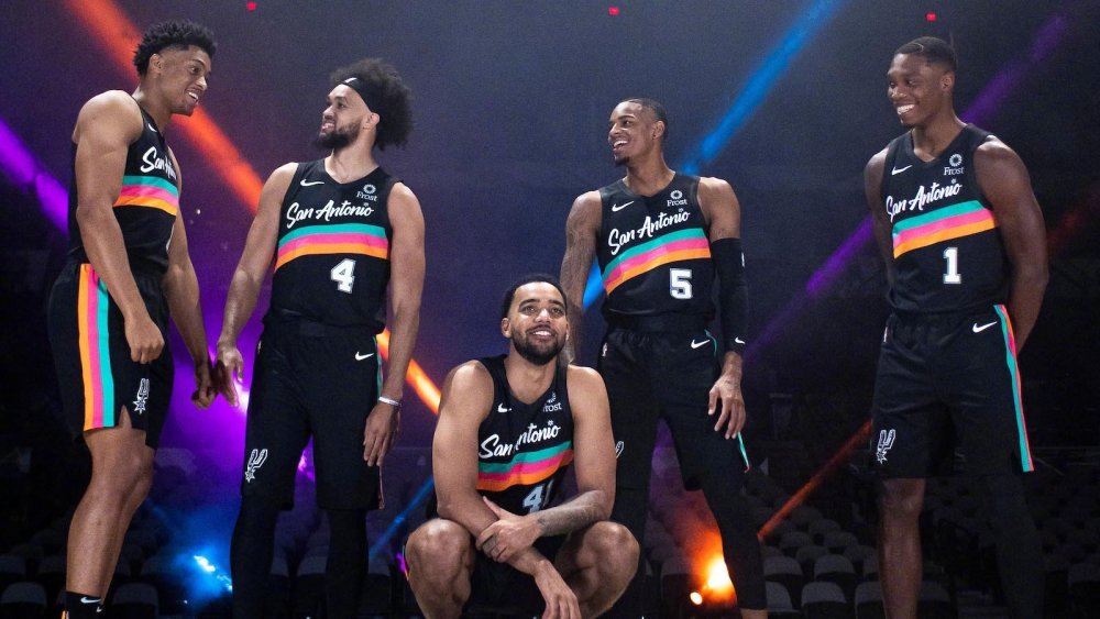 广东激战江苏！萨姆纳弱项改善 王洪泽爆发 萨林杰稳健输出（广东鏖战江苏：萨姆纳短板改善，王洪泽爆发，萨林杰稳健发挥）