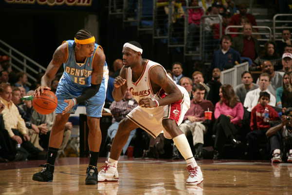 苏炳添退役，吴艳妮惹争议？晒出6年前合照，网友却认不出她是谁（苏炳添宣布退役，吴艳妮引发热议？晒出6年前合影，网友直呼认不出）