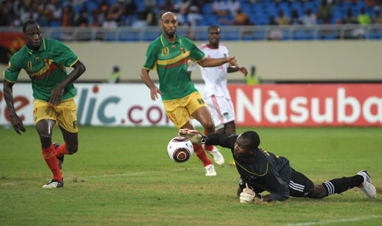 老鹰全民皆兵取关键胜利（老鹰多点开花拿下关键一战）