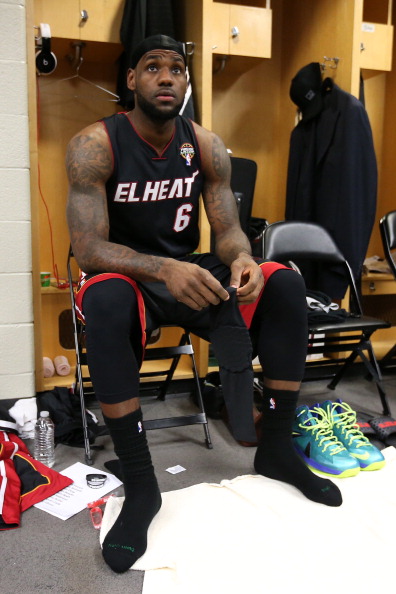 大二男生休学当残特奥会领跑员残特奥会田径女选手哪吒头亮相夺银（大二生休学赴残特奥会任领跑员，田径女将哪吒头出战摘银）