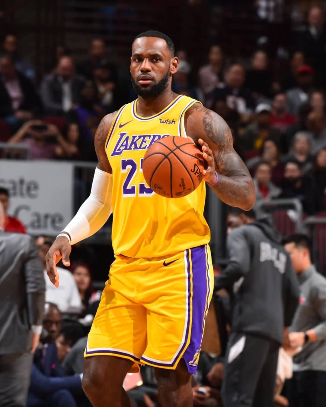 鹈鹕官宣：特雷·墨菲右肘酸痛，将缺席今天对阵勇士的比赛（鹈鹕公告：特雷-墨菲右肘不适，缺席今日战勇士）